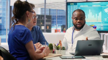 Yaşlı çiftler, özel bir emeklilik stratejisi geliştirmek ve gelecekteki tasarruflarını karşılamak için bir finans uzmanıyla görüşüyor. Yatırım planlarını ve uzun vadeli finansal hedefleri tartışıyorlar. Kamera A.