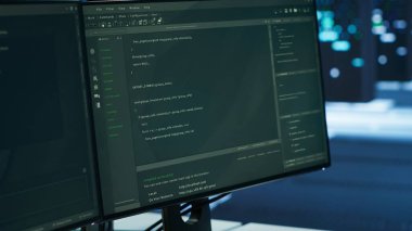 Modern veri merkezinde kodlama yapan mühendislerin kullandığı bilgisayar çevresini kapatın, güvenlik tehditlerini izleyin. Sunucu odası çalışanlarının yönetmeliklere uymasını sağlayan bilgisayar monitörleri