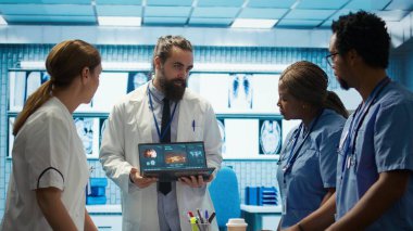 Tıbbi ofisindeki personeliyle MRI beyin taraması yapan profesyonel bir doktor. Çeşitli doktorlarla tomografiyi inceleyen bir nörolog. Tedavi merkezinde nörobilim uzmanları. Kamera B.