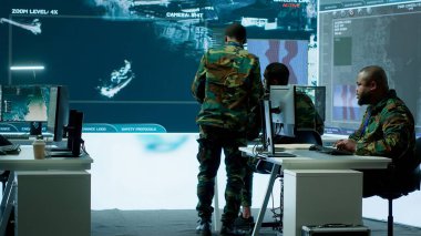 Veri analizi ve işleme ile güvenlik kameralarını yöneten bir memur stratejik askeri operasyonlar için gerçek zamanlı istihbarat topluyor. Başarılı gizli servis savunma görevi. Kamera A.