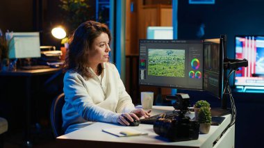 Video editörü, film montaj renk derecelendirme ve ışıklandırma analizine başlamak üzere işe geldi. Yapım stüdyosu çalışanı yaratıcı ofiste çalışmaya başlıyor. Ham görüntüler, kamera A ile çalışıyor.