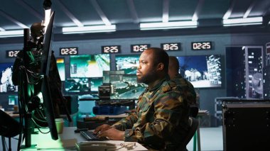 Askeri karargah istihbarat uzmanı düşman birlikleri hakkında bilgi topluyor. Operasyon üssüne varan memur, düşman savunmasızlığı, izleme, kamera B 'yi değerlendirmeye başlıyor.