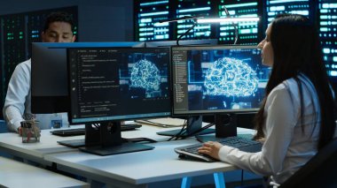 Mühendisler sunucu odasında kontrol yapmak için yapay zeka teknolojisini kullanıyor. Veri merkezi çalışanları eğitim için verileri işlemek için yapay zeka teknolojisi kullanıyorlar, kamera A