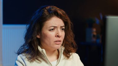 Kızgın programcı, şirket sunucularını virüs saldırılarından koruyamadığı için hayal kırıklığı yaşıyor. Sinirli kadın bastırılmış duygularını boşaltıyor, güvenlik duvarı kuramıyor verileri koruyor, kamera A