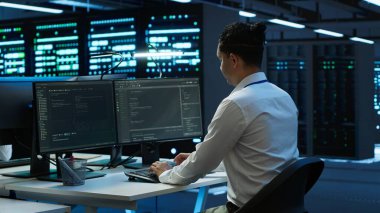 Veri merkezinde mühendis bilgisayara yazılım yüklüyor, sorun çıkarma sorunları, el kamerası görüntüleri. Sunucu merkezinde bilgi işlem uzmanı performans kriterleri belirliyor, kamera A