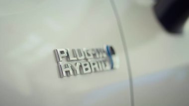Pil ve yakıt kullanarak elektrik motoruna hibrit elektrikli araç takarak daha düşük seviyede emisyon üretiyoruz. EV aracı dış güç kaynağına bağlanarak bataryayı şarj edebiliyor, kapat