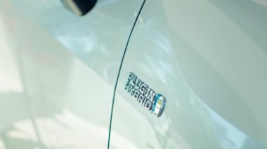 Hibrit elektrikli aracın yanmalı motorla birleştirilmesi PHEV 'in sadece belli bir mesafede elektrik modunda çalışmasına olanak sağlıyor. EV otomobili performansı ve sürdürülebilirliği ön plana çıkarıyor