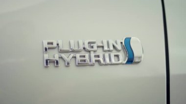 Hibrit elektrikli aracın yanmalı motorla birleştirilmesi PHEV 'in sadece belli bir mesafede elektrik modunda çalışmasına olanak sağlıyor. EV otomobili performansı ve sürdürülebilirliği ön plana çıkarıyor