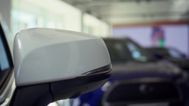 Showroom 'da gösterişli tasarımı olan araba, trafiği göstererek sürücüleri güvende tutmak için kullanılan dikiz aynasının yakın çekimi. Dikiz aynası aracın arkasını görmenizi sağlar