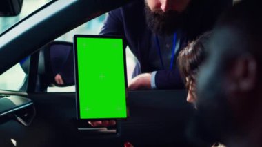 Satıcı, test sürüşünü bitirdikten sonra müşterilere araba kabul seçenekleri sunmak için yeşil ekran tableti kullanıyor. Showroom Ajanı Modelleme Cihazı Sürücü Aracı, Kamera A