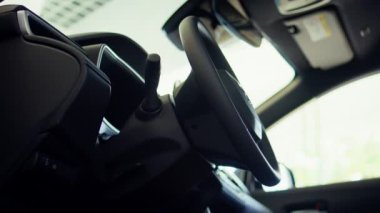 Arabanın iç konsol dişli kolu, tekerlek, içecek tutacağı ve iletim kontrol panelinin yakın çekim görüntüsü. Araç vites değiştirme elektronik panel kontrol düğmelerinin görüntüsü