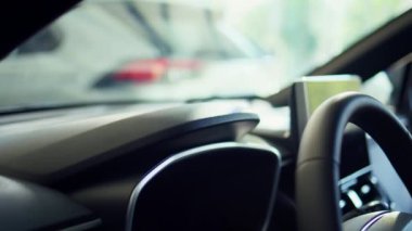 Kilidi açmak için paneldeki kilit kontrollerini kullandıktan sonra arabayı kapatan kişiyi yakın çekim yap. Otomobil sahibi, mekanizmayı kapatmak için düğme kullandıktan sonra kapı kolunu çekiyor