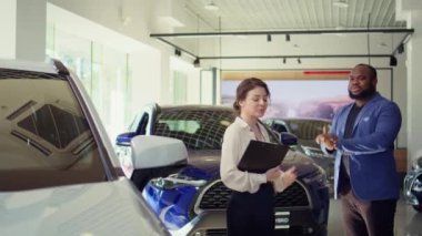 Satıcılıktaki neşeli satıcı, satış taktiğini kullanarak müşteriyi hemen satın almaya ya da yatırmaya ikna ediyor. Gülümseyen ajan müşteriyi ekstra araç garantisi almaya teşvik etti, kamera B