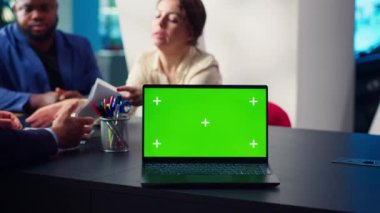Satış temsilcisi müşteriler için araba test sürüşü planlamak için yeşil ekran dizüstü bilgisayarındaki randevu listesini inceliyor. Gösteri odası ajanı test sürüşünü düzenlemek için maket not defteri, kamera A 'yı kullanıyor.