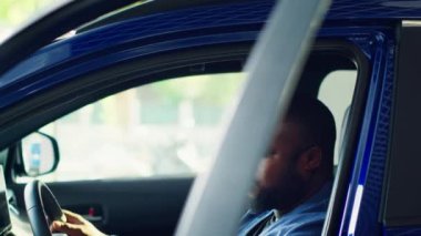 Müşteri araba test sürüşü yapıyor, rahat hissettiğinden ve araç kullanmaktan zevk aldığından emin oluyor. Müşteri satın almadan önce yeni bir otomobil deniyor, ihtiyacı olup olmadığını görmek için, kamera A