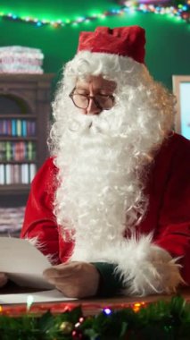 Noel Baba 'nın dikey video portresi çocuklardan gelen mektupları okur ve bu sezonki yolculuğuna hazırlanırken sessizlik işareti gösterir. Noel Baba yaşama dilek getirir, tatil büyüsü