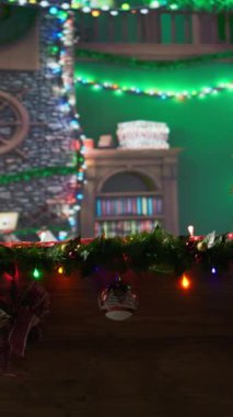 Noel Baba ve elflerinin Noel tatilinin büyüsü için hediyeler ve oyuncaklar yaptığı Kuzey Kutbu kulübesinde dikey boş video atölyesi. Festivalsel dekorasyonlu rahat bir alan