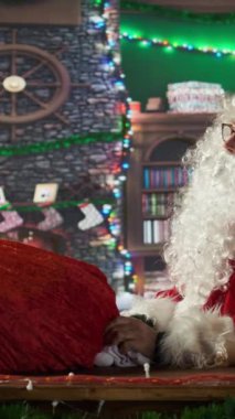 Dikey Video sunucusu Aziz Nick hediye dolu çuvalını alıp yolculuğuna başladı ve Noel arifesinde çocuklara hediyeler teslim etmek için tam zamanında geldi. Noel Baba kızağıyla gidiyor.