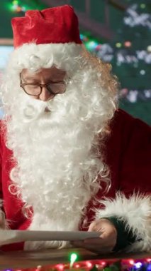 Kır evinde dikey video, Noel Baba umut dolu bir çocuktan dilek listesi okuyup 