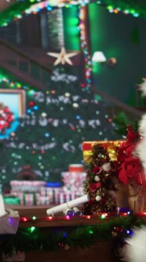 Dikey Afrika kökenli Amerikalı Noel hediyeleriyle dolu kırmızı çuvalını bağlıyor, çocuklara hediyeler dağıtmak için dünya turuna hazırlanıyor. Aziz Nick bayramı kutluyor.