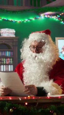 Dikey Noel Baba bu sıcak Noel ortamında listesini iki kez kontrol ediyor. Hediyeler ve oyuncaklarla dolu sihirli bir gelenek Aziz Niklas 'ın kalbini tatil ruhuyla doldurdu.