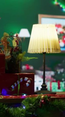 Noel Baba 'nın Kuzey Kutbu atölyesinde dikey Video Renkli dekorasyonlar ve şenlikli süsler, Noel kutlaması için bir ağacı mücevherler ve çelenklerle süslemek. Boş sihirli kütük kabini