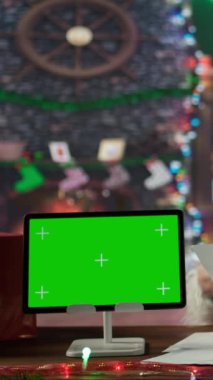 Dikey Video Noel Baba Noel Baba, Noel yolculuğuna çıkmadan önce Kuzey Kutbu kütük kulübesinde oturmuş yeşil ekranın yanında oyuncak ve hediyeler okuyor. Aziz Nicholas x mas ruhu yayıyor