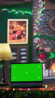 Dikey Video Baba Noel Baba, Kuzey Kutbu 'ndaki kulübesinde çocukların yanındaki yeşil ekrandan gelen mektupları okuyarak kış şenliği sırasında bayram geleneğini yayıyor. Hediye dileklerinin bulunması