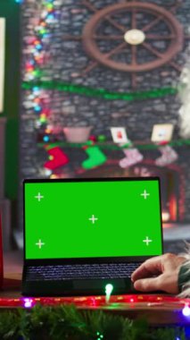 Dikey Video Aziz Nicholas, kroma anahtarının yanındaki yaramaz ya da hoş çocukların listesini kontrol ediyor. Hediye getirmek için Noel yolculuğuna hazırlanıyor. Noel Baba çocukların dileklerini okuyor. Kamera.