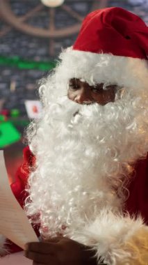Kırmızı takım elbiseli dikey Noel Baba çocuklardan gelen mektuplarla zarfları açıyor ve Kuzey Kutbu kulübesindeki çocukların dileklerini yerine getiriyor. Noel ruhunu yaymak için kış mevsimi kutlaması