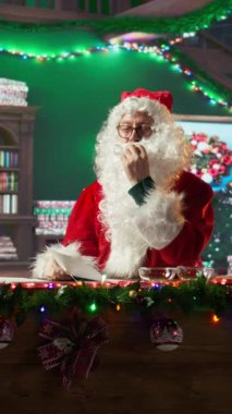 Dikey Noel Baba bir mektup okuyor ve kulübesinde zencefilli kurabiye yiyor, atölyede şenlikli dekorasyonlar yapıyor. Noel Baba 'ya gelen mektuplar Noel tatili boyunca dileklerle doluydu.