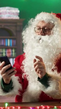 Dikey Noel Baba, Kuzey Kutbu 'ndaki bir kulübede telefonunu kullanarak hediye yeri arıyor. Aziz Nicholas dünyaya bağlıdır, Noel büyüsünü gerçekleştirir.