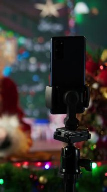 Dikey Video Babası Noel Baba Kuzey Kutbu 'ndaki kulübesindeki akıllı telefonuyla bir blog kaydediyor. Beyaz sakallı Noel Baba kış tatili neşesini bir yayında izleyicilerle paylaşıyor.