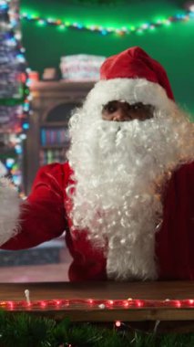 Dikey Noel Baba, Kuzey Kutbu 'ndaki kulübesinde Noel geleneklerini paylaşan video blogundan canlı yayın yapıyor. Kırmızı elbiseli Aziz Nick, tatil sezonu boyunca çevrimiçi takipçilerle takılıyor.