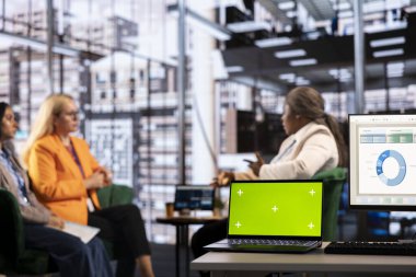 İzole edilmiş bir modelin yanında genişleme planını tartışmak için bir araya gelen kadın hissedarlar takımı, bir kalkınma projesinde daha fazla fon kullanmak için fikirlerini paylaşıyorlar. Başarı ve verimlilik için birlikte çalışıyoruz..