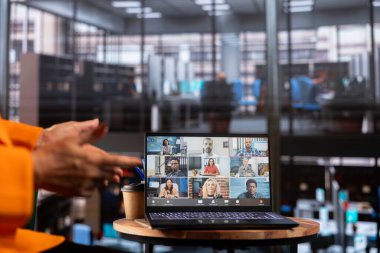 Bir video konferansında kadın liderler bir iş projesinde işbirliği yaparak takım çalışması ve girişim içinde dayanıklılık gösteriyorlar. Çeşitli yöneticiler hissedarlar grubuyla görüşüyor.