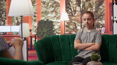 Ergenlik çağındaki çocuklar endişe ve sosyal sorunlarla başa çıkmak için davranış terapisi görüyorlar. Bir uzmanla yapılan seansta siber zorbalığa değinilirken duygusal yönetime odaklanılır. Sorunlu genç. Kamera B.