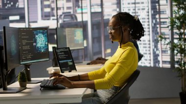 Bilgisayar bilimci AI şirket yazılımını test ediyor, makine öğrenme teknolojisindeki hataları tanımlıyor. Programlama dilinde yapay zeka kodu yazan Afro-Amerikan bilişim personeli, kamera A