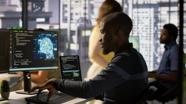 PC 'ye bakarak, karar verme süreçlerini geliştirmek için veri işleyebilen ve analiz edebilen yapay zeka öğrenme modelleri oluşturan yönetici. Yapay zeka teknolojisi kullanan adam programlama, kamera A