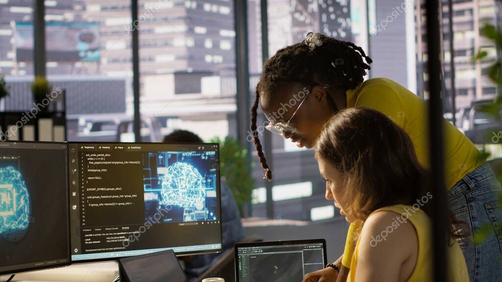 Administrador asistido por su compañero de trabajo mientras utiliza los ...