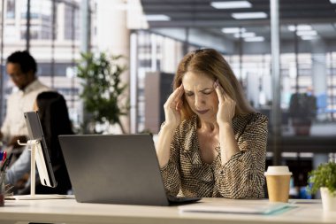 Genel müdür, aşırı iş yükü yüzünden hayal kırıklığına uğramış bir şekilde dizüstü bilgisayarının başında oturuyor. CEO ofis ortamında artan bir baskı yaşadıktan sonra yorgunluk ve zihinsel yorgunlukla başa çıkıyor..