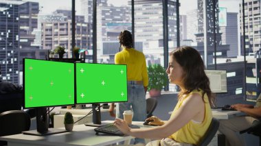 Geliştirici, karar verme süreçlerini otomatikleştiren makine öğrenme modelleri oluşturmak için çoklu monitör izole PC kullanır. Model bilgisayar kullanan kadın programlama, kamera B