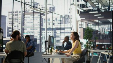 Yönetici ofisteki çalışanlarla konuşuyor, yapay zeka makinesi geliştirme API 'leri geliştiriyor. Takım lideri işçilerle beyin fırtınası yapıyor, yapay zeka öngörüsü modelleri eğitiyor, kamera B