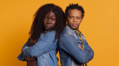 Karı koca, evlilik kavgaları ve anlaşmazlıklarla uğraşıyorlar. Kavga ediyorlar ve sarı arka plana karşı duygusallaşıyorlar. Anlaşmazlık içinde tartışan evli ve sinirli bir çift. Kamera A.