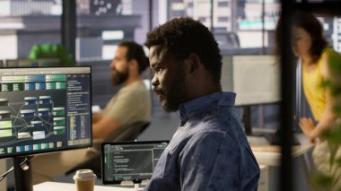 İş arkadaşının gelip başvuru sorunlarını çözmesine, veritabanları ve sunucu yapılandırmalarıyla ilgilenmesine yardım etmesini bekleyen bir programcı. Ekip liderinin yardımıyla şirket yazılımını optimize eden bilişim uzmanı.