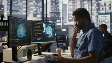 Otomatik sistemler için kritik öneme sahip yapay zeka teknolojisi ile çalışan veri bilimci. BT uzmanı, verileri tahmin edilebilir modellere dönüştürmek için yapay zeka teknisyeni ile çalışıyor. Kamera B