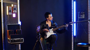 Ses eğitimi eğitmeni insanlara online derste gitar çalmayı öğretiyor, sanal derste pratik yapıyor. Süperstar vokal koçu şan dersleri alıyor. Kamera B.