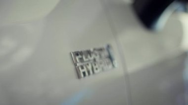Yenilenebilir enerjiyi kullanarak şarj edilebilir pille donatılmış hibrid elektrikli aracı emisyonsuz hale getirin. Çevre dostu aracın EV hibrit araba logosunu kapat