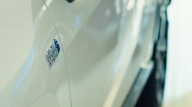 Pil ve yakıt kullanarak elektrik motoruna hibrit elektrikli araç takarak daha düşük seviyede emisyon üretiyoruz. EV aracı dış güç kaynağına bağlanarak bataryayı şarj edebiliyor, kapat
