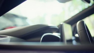 Ayrıntılar araba kapısı kilidi kontrollerinin yakın çekimleri pencere ve kapı açma ve kapatma işlemleri araba kullanırken güvenlik ve güvenlik sağlar. Araç kapısı düğmelerinin dönüm noktası